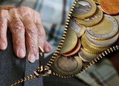 ​Если банк, в котором лежат ваши пенсионные накопления, попал под санкции – что делать, чтобы не потерять деньги