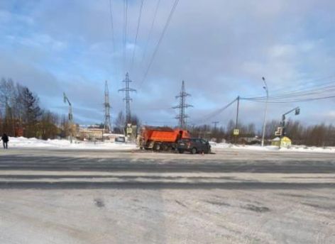 В Нижневартовске грузовик столкнулся с иномаркой: трое пострадали