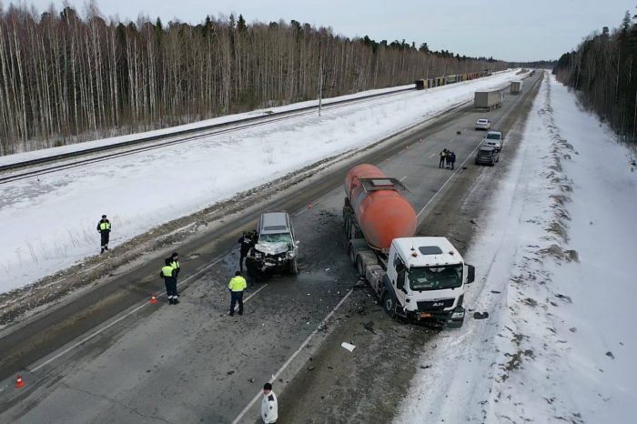 ​Легковушка столкнулась с грузовиком в Нефтеюганском районе