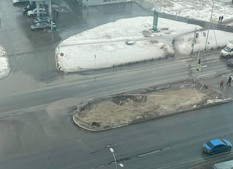 В Сургуте устранили обвал грунта на разделительной полосе