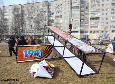 ​На улицах Нижневартовска устанавливают противотанковые ежи