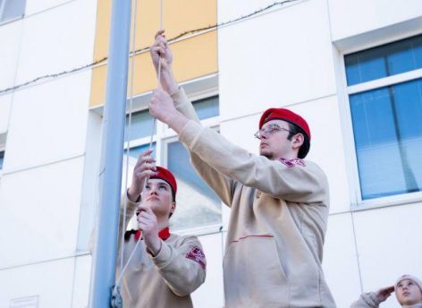 ​Во сколько обойдется исполнение гимна и поднятие флага в российских школах?
