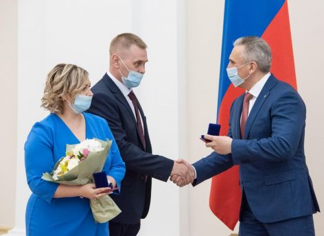 ​Александр Моор вручил многодетным тюменцам награды «Материнская слава» и «Отцовская доблесть»