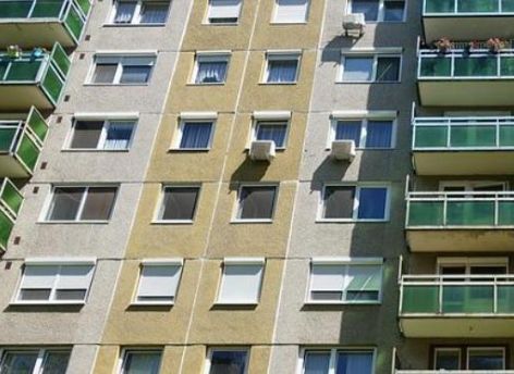 В Нижневартовске из окна выпала пожилая женщина