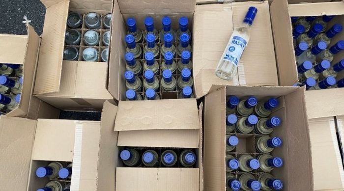 ​У 53-летней вартовчанки нашли 400 бутылок контрафактной водки