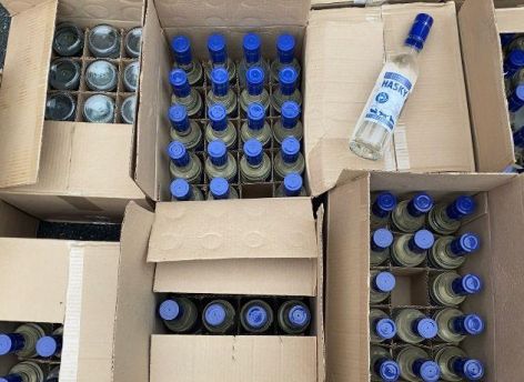 ​У 53-летней вартовчанки нашли 400 бутылок контрафактной водки