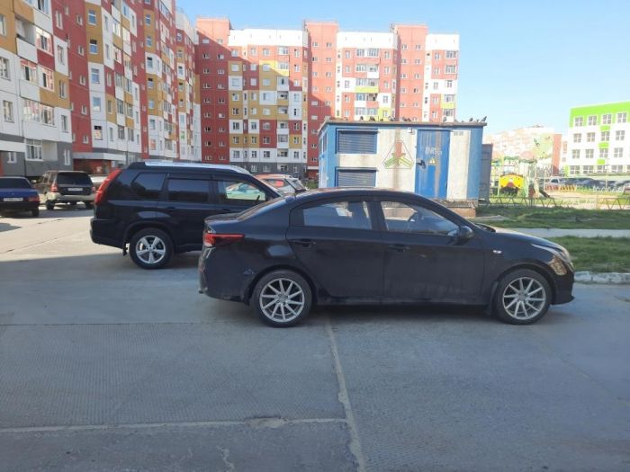В Нижневартовске пьяный водитель врезался в припаркованную машину и сбежал