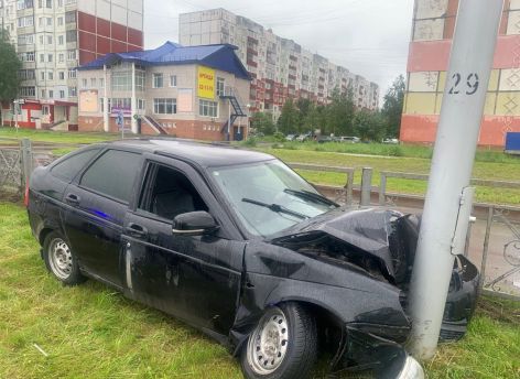 В Нижневартовске подросток на автомобиле приятеля врезался в столб