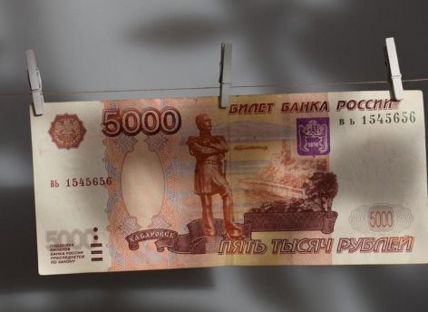 ​Югорчанку оштрафовали за дискредитацию армии по жалобе клиентов
