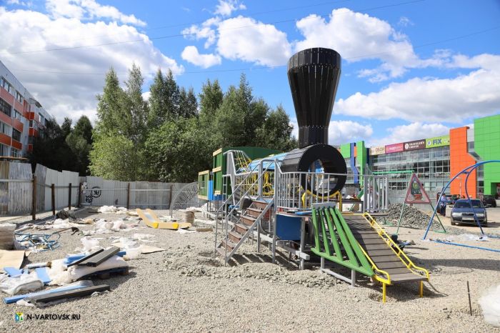 На территории нового сквера в Нижневартовске собирают поезд