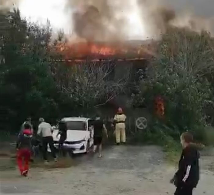 Горящий под Сургутом дом тушили 36 огнеборцев