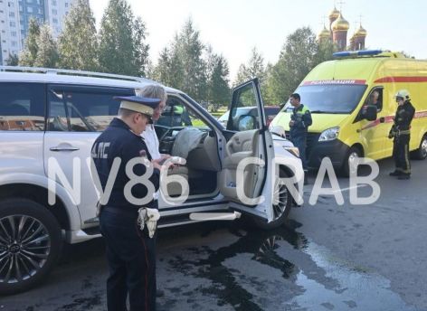 ​Прибивший фанеру к остановке депутат попал в ДТП в Нижневартовске