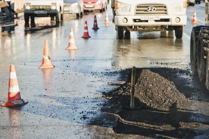 В Нижневартовске перекрыли улицу Менделеева: кладут асфальт
