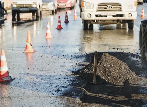 В Нижневартовске перекрыли улицу Менделеева: кладут асфальт