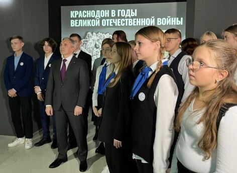 Александр Моор посетил выставку «Верности клятве вашей – бессмертие»