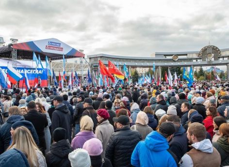 ​Несколько тысяч тюменцев собрала патриотическая акция «Вместе навсегда»
