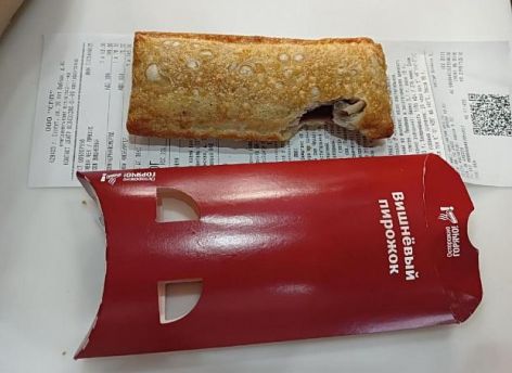 Сургутянка пожаловалась на надкусанный пирожок в ресторане «Вкусно — и точка»