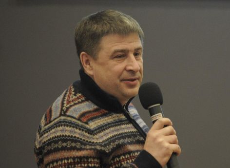 В торговом центре сидят подростки, курят химию и ведут себя вызывающие. Никому нет дела