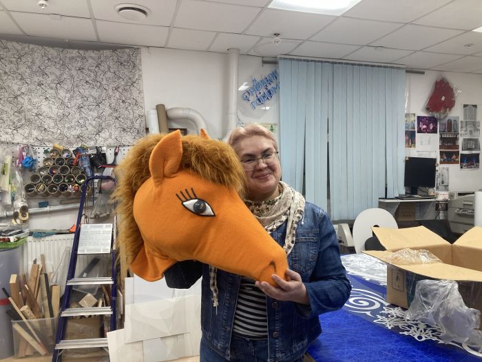 ​Кто одевает музыку в декорации?