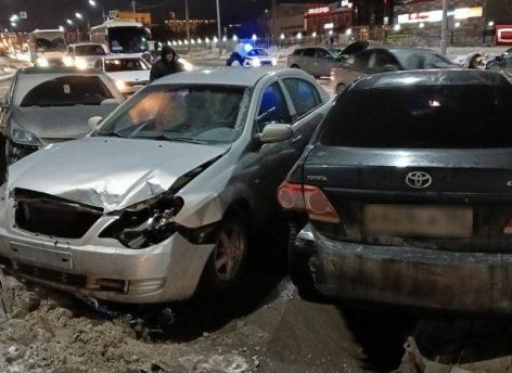 Столкнулись сразу пять легковушек: в Сургуте — массовое ДТП