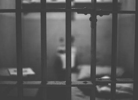 В югорском селе мужчина порезал ножом супругу