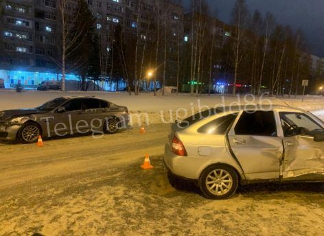 ​В Нижневартовске при столкновении «Лады» с BMW пострадал пассажир