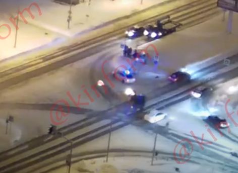 В центре Сургута произошло ДТП на виду у инспекторов ДПС // ВИДЕО