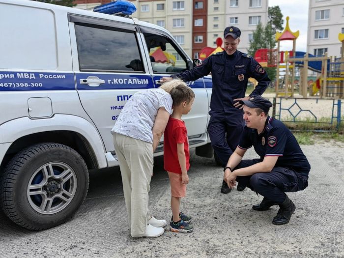 Полицейские Югры нашли и вернули бабушке заблудившегося внука