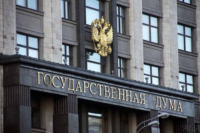 Россияне считают зарплаты депутатов и футболистов неоправданно высокими