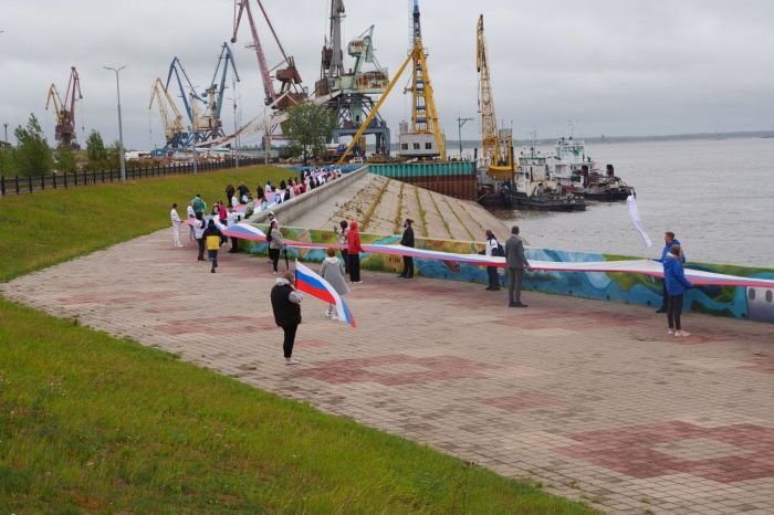 Сургут встречает день Государственного флага России