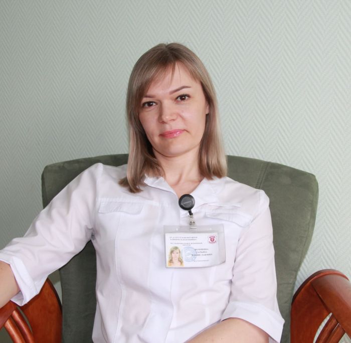 «Витамин D вырабатывается в организме только под воздействием прямых солнечных лучей. Россия находится в зоне косых солнечных лучей, поэтому прогулка не поможет восполнить дефицит»
