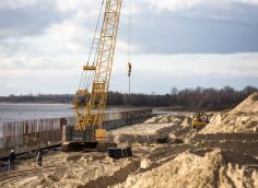 ​Строительство набережной у НТЦ Сургута идет с опережением графика