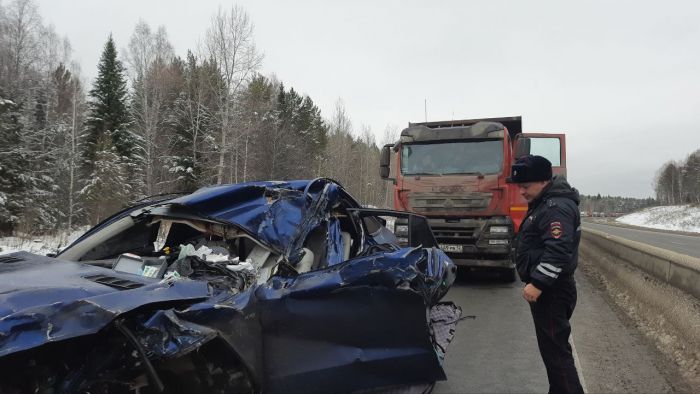 Mercedes югорского гонщика зажало между двумя фурами