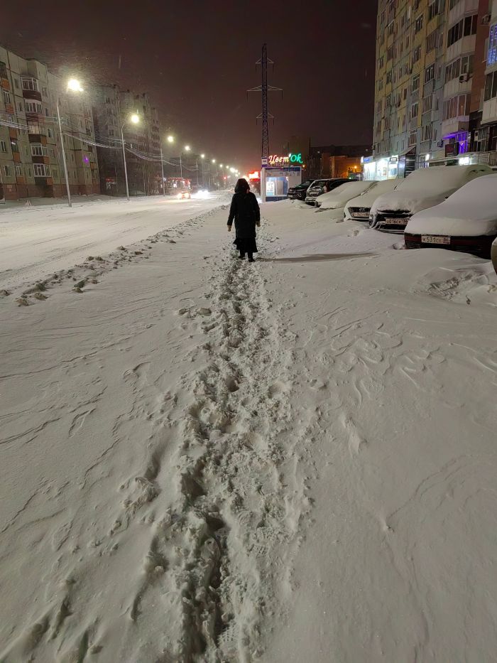 ​Уборка снега в Сургуте опять показывает, что у нас настоящий приоритет – машины, а не люди