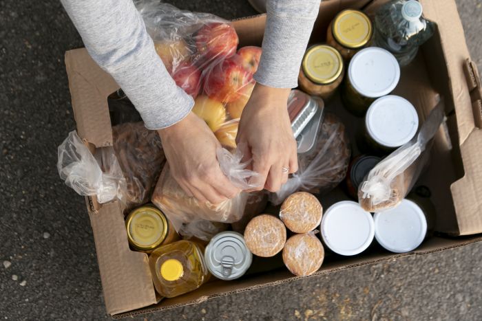 ​Передай нуждающимся: как в мире много лет питаются продуктами с истекающим сроком годности