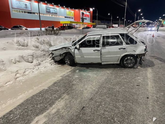 В Нижневартовске угнавшие автомобиль подростки врезались в «КамАЗ»