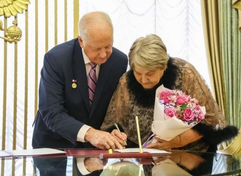 Семейные пары Тюменской области получают выплаты к юбилею супружеской жизни