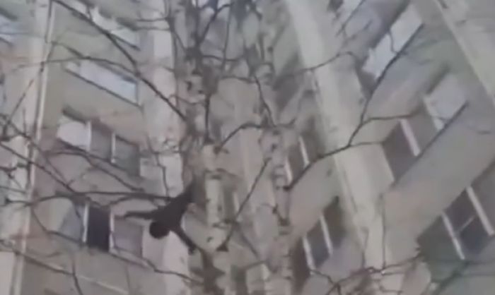 ​В Мегионе подросток спрыгнул с пятого этажа ради лайков