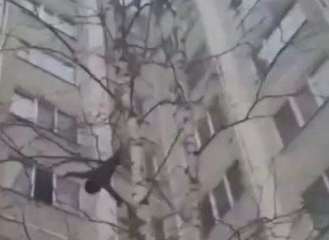 В Мегионе подросток спрыгнул с пятого этажа ради лайков