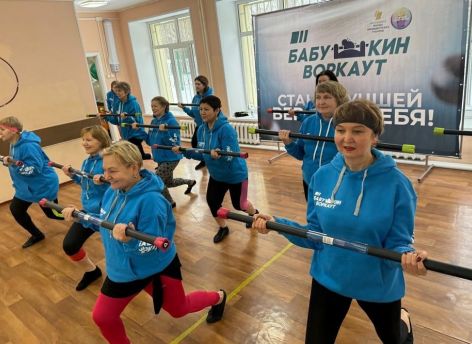 Фитнес-волонтеры из «Бабушкиного воркаута» тренируют тюменских пенсионеров