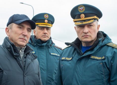 Александр Моор и Александр Куренков осмотрели дамбы в Ялуторовске
