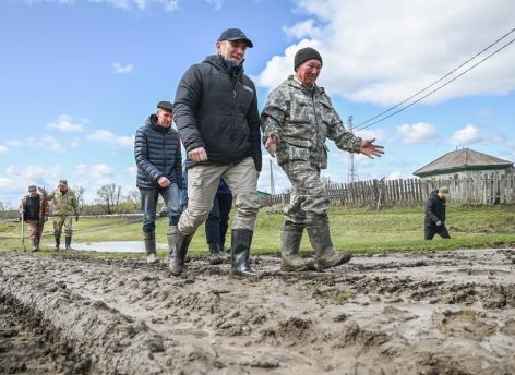 Александр Моор лично оценил ситуацию с паводком на Иртыше