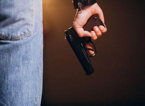 ​В ХМАО в мужчину выстрелили посреди города на глазах у детей