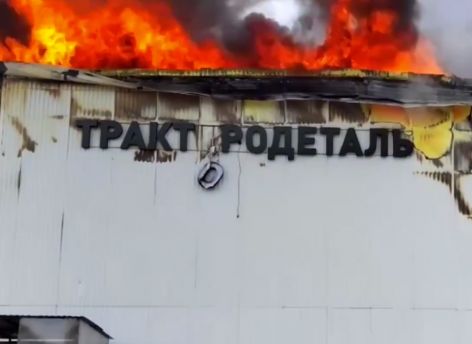 ​В Нижневартовске загорелся ангар с техникой