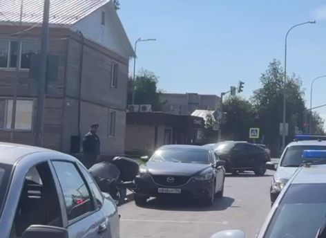 Мотоциклист сбил женщину в Ханты-Мансийске: оба в больнице