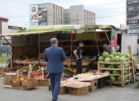 Ларек перекрыл проезд, а власти Сургута − торговлю // ФОТОРЕПОРТАЖ