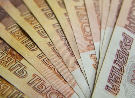 ​ЦБ пытается спасти россиян от мошенников, но параллельно стимулирует уход обратно в наличку