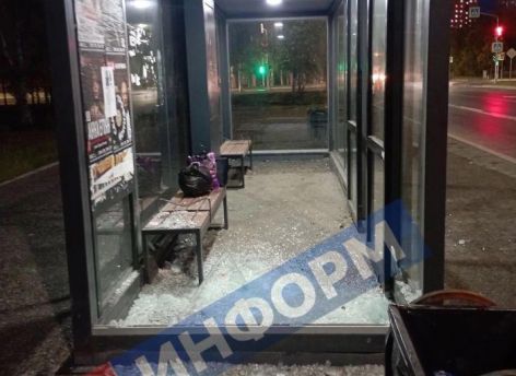 ​В Сургуте малолетние вандалы сами себя «сдали» во время порчи остановки