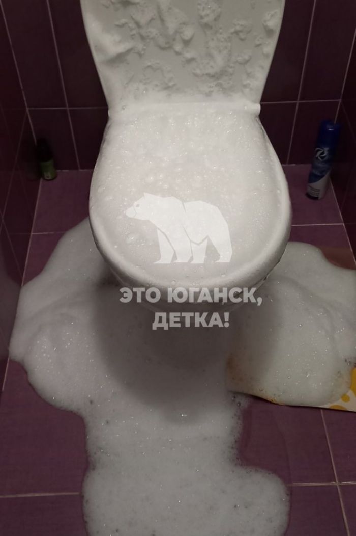Пенная атака: в Нефтеюганске туалет затопило пеной