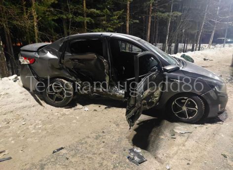 ​В Югорске столкнулись два легковых автомобиля